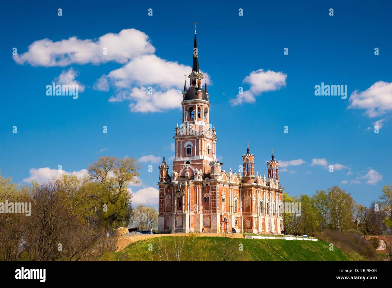 La nuova cattedrale Nikolsky, Mozhaysk, Russia. Un grande rosso sangue nella cattedrale gotica in stile Revival è stata completata nel 1814. Foto Stock