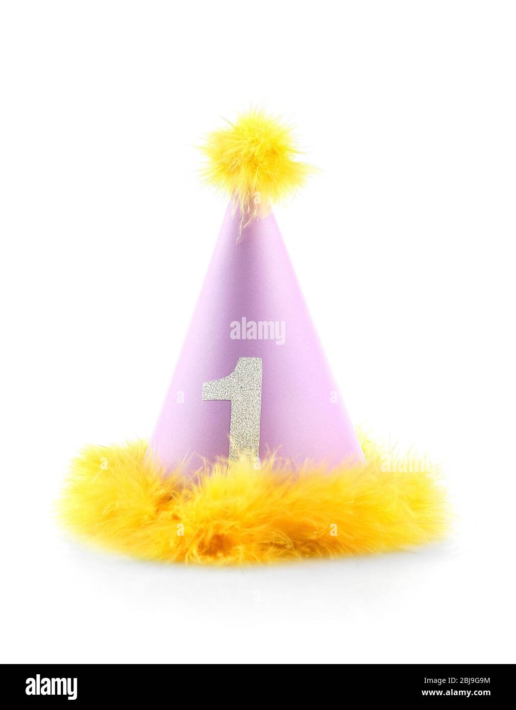 Divertente berretto di compleanno con pelliccia gialla isolata su bianco Foto Stock
