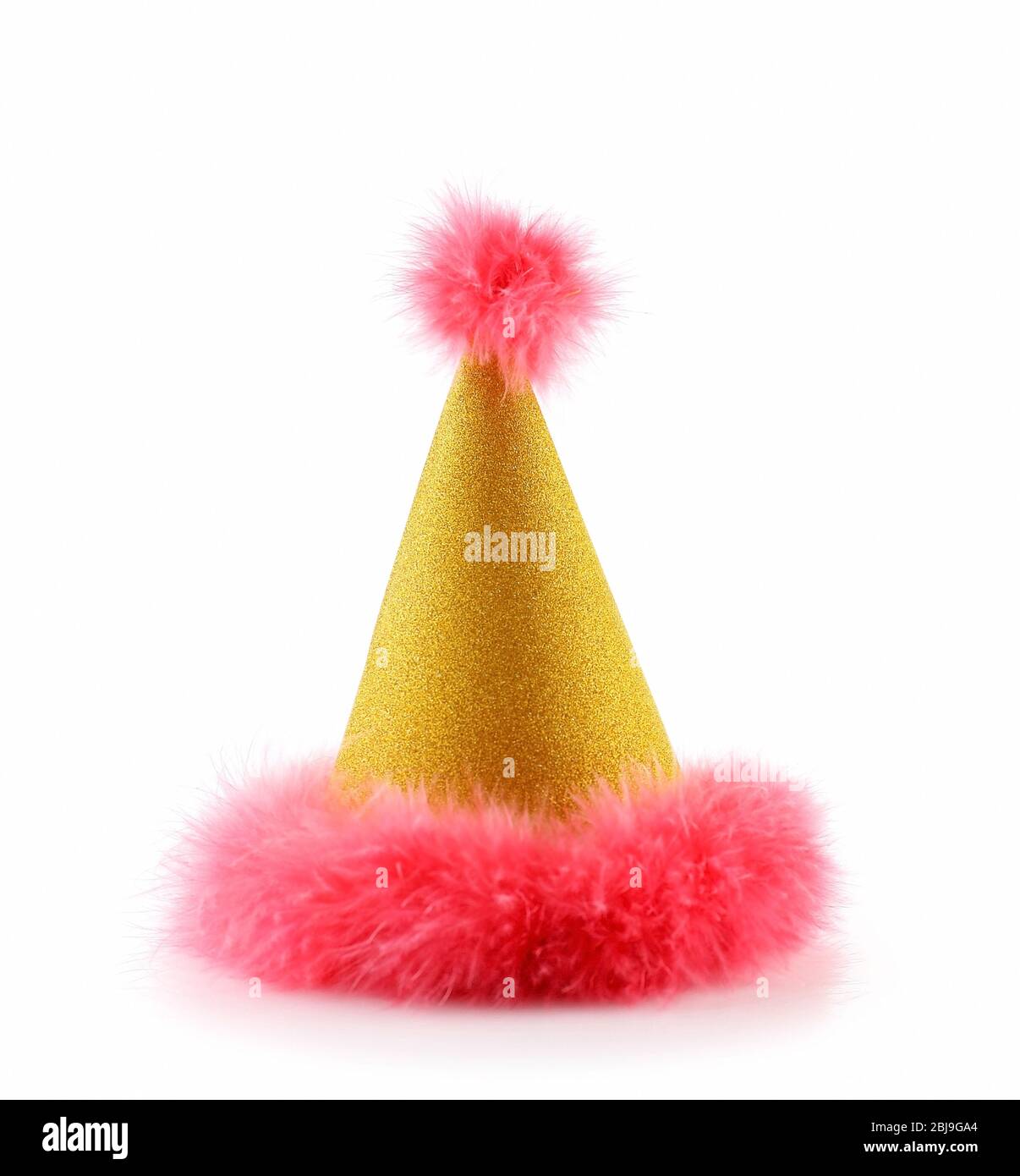 Cappuccio di compleanno divertente con pelliccia rosa isolato su bianco Foto Stock