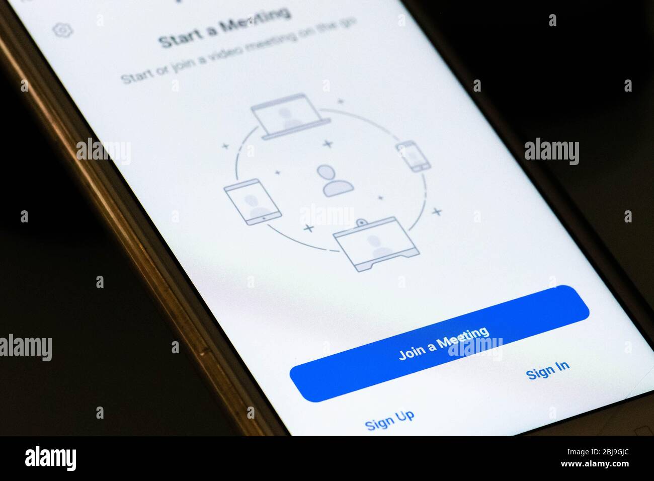 App Zoom Video Communications sullo smartphone, videotelefonia, videoconferenze e chat online per riunioni Foto Stock