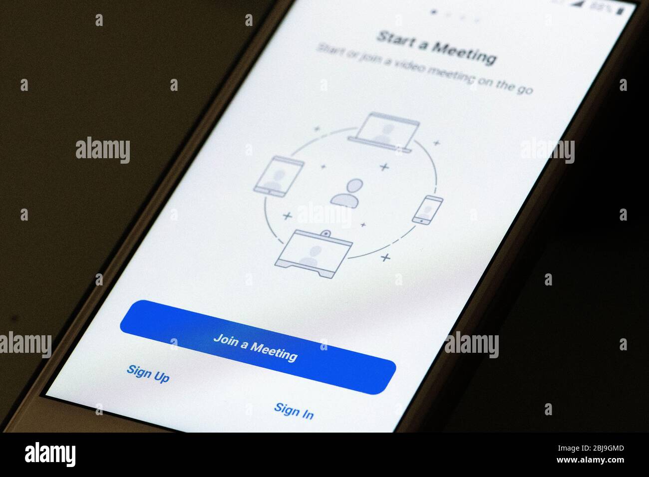 App Zoom Video Communications sullo smartphone, videotelefonia, videoconferenze e chat online per riunioni Foto Stock