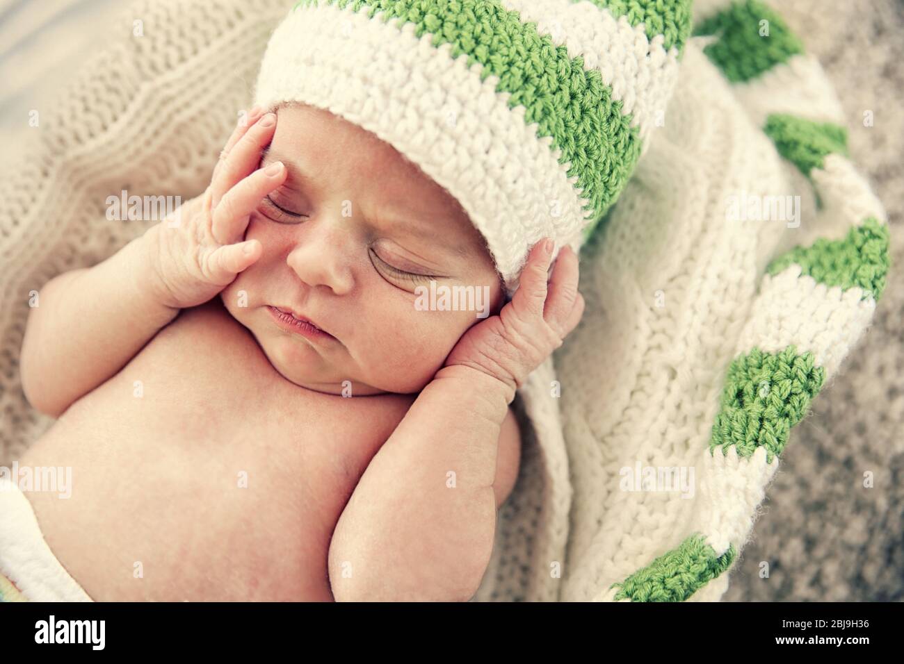 Bambina neonato, 7 giorni, che dorme su coperta morbida Foto Stock