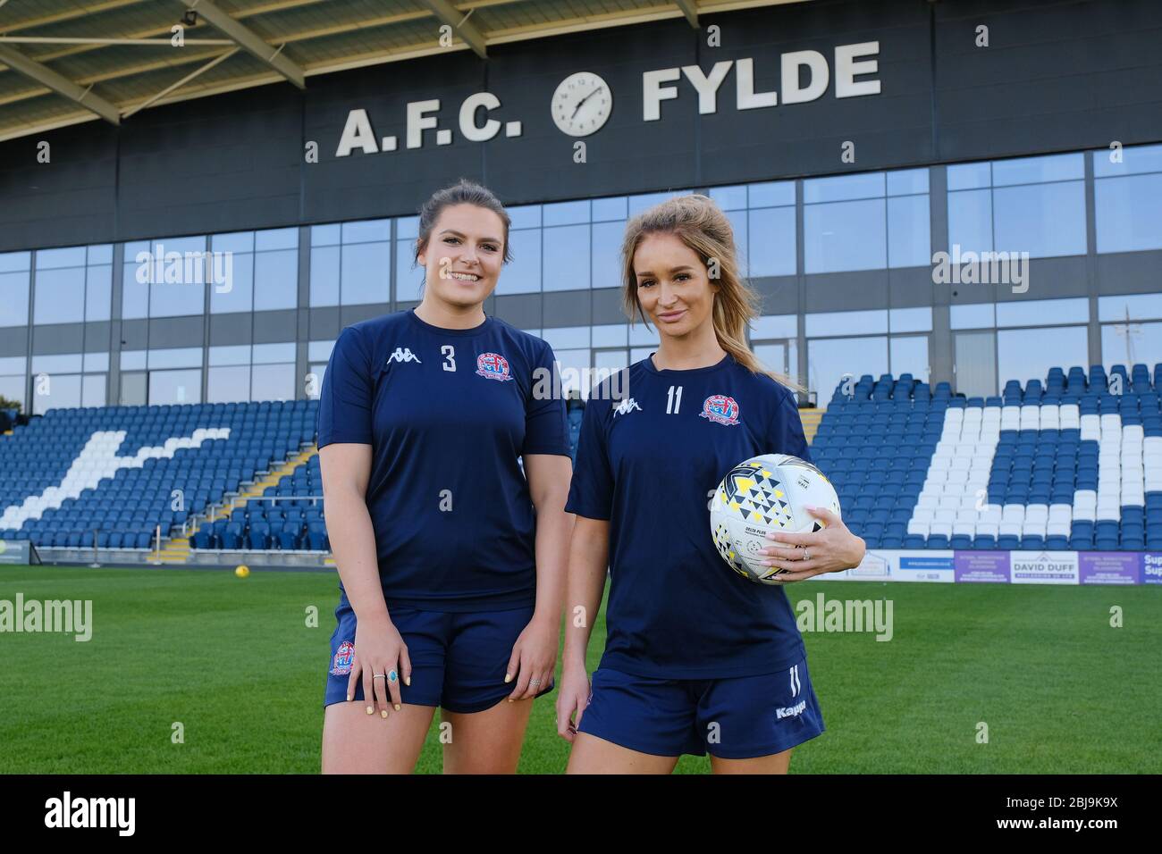 Emily Hollenshead e Laura Merrin Fylde Football Club giocatori di Football Club Donne al Mill Farm Stadium Foto Stock