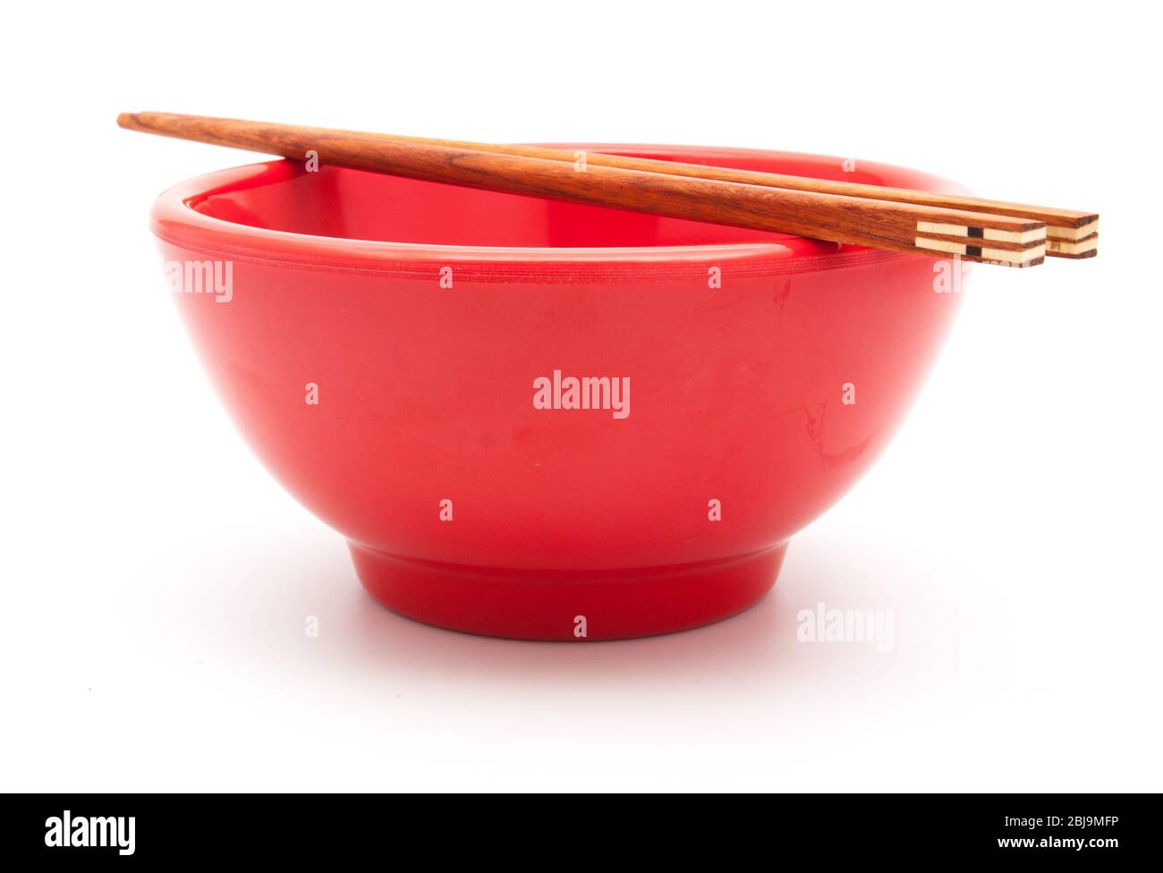 Vuoto recipiente rosso e chopstick isolati su sfondo bianco Foto Stock