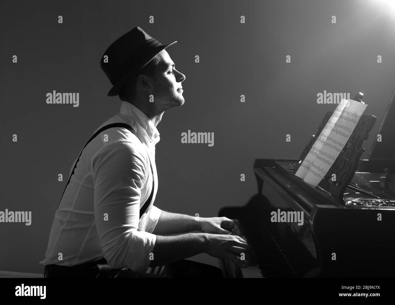 Musicista che suona il pianoforte con toni in bianco e nero Foto Stock