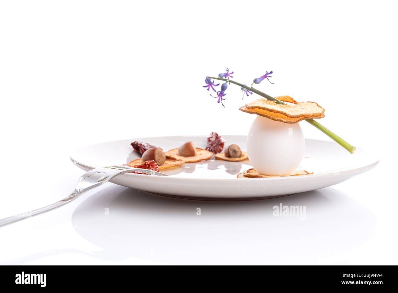 Ciotola sana con pera secca a fette con uova, pomodori secchi e nocciole Foto Stock