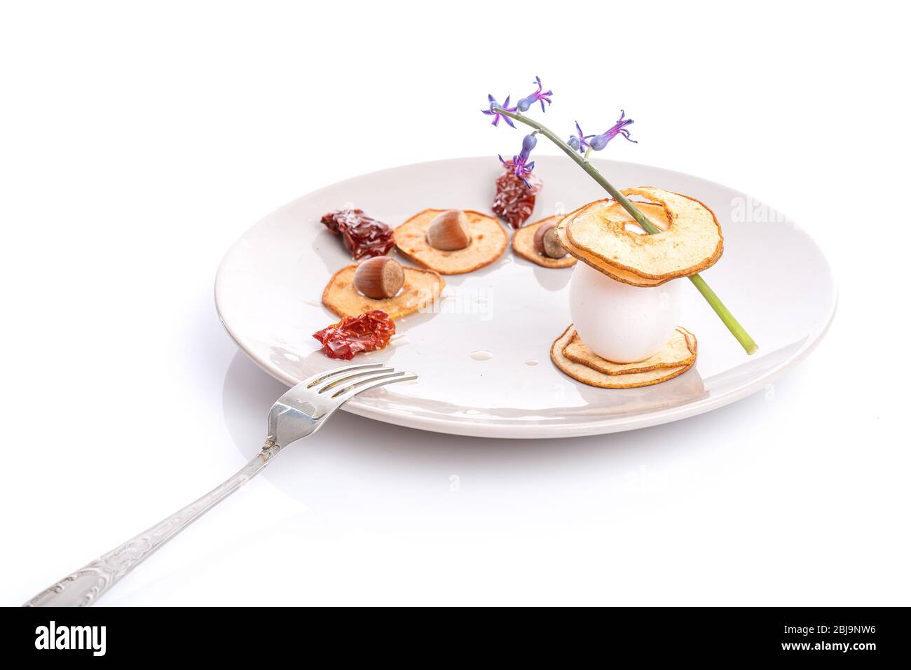 Colazione nutriente. Pera a fette essiccata con uova, pomodori secchi e nocciole Foto Stock