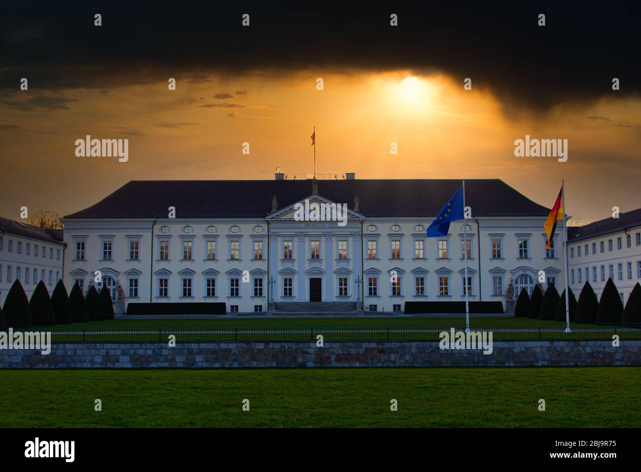 Il famoso Schloss Bellevue , Palazzo Bellevue a Berlino, residenza ufficiale del Presidente della Germania con cielo drammatico. Foto Stock