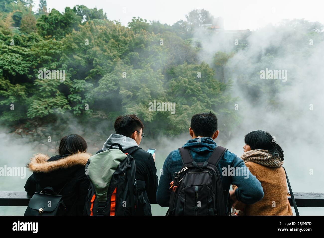 Viaggio turistico nella famosa Valle Termale di Beitou nel Parco di Beitou, vapore bollente dalle sorgenti termali che galleggiano attraverso gli alberi nella Citta' di Taipei, Taiwan. Foto Stock