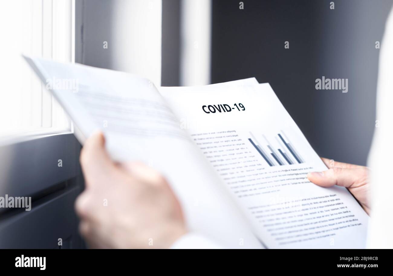 Rapporto sui dati dei pazienti o sull'impatto del 19 sul mercato finanziario aziendale. Ricerca di laboratorio di virologia di lettura del medico. Foto Stock