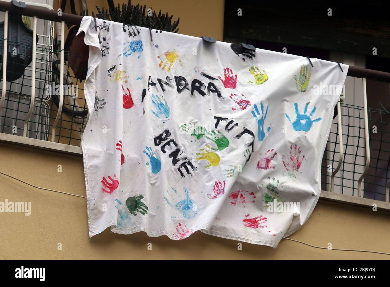 Roma, Italia - 28 aprile 2020: Le bandiere saranno tutte ben esposte sui balconi durante la quarantena per l'infezione da Covid-19. Nuovo coronavir Foto Stock