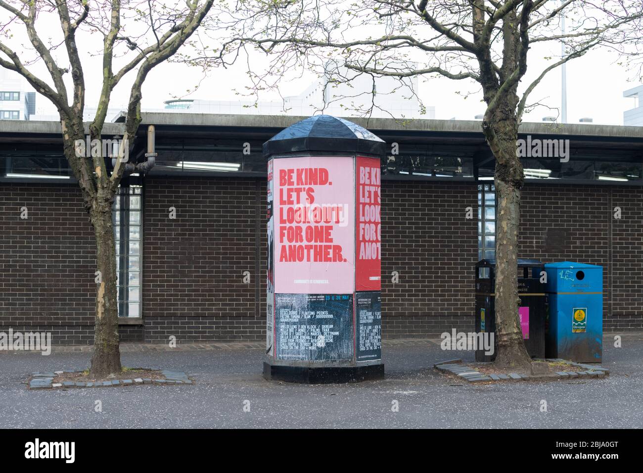 'Siate gentili. Cerchiamo di trovare un poster motivazionale l'uno dell'altro: Il centro di Glasgow vicino alla stazione degli autobus di Buchanan durante l'area di blocco dei coronavirus, in Scozia Foto Stock