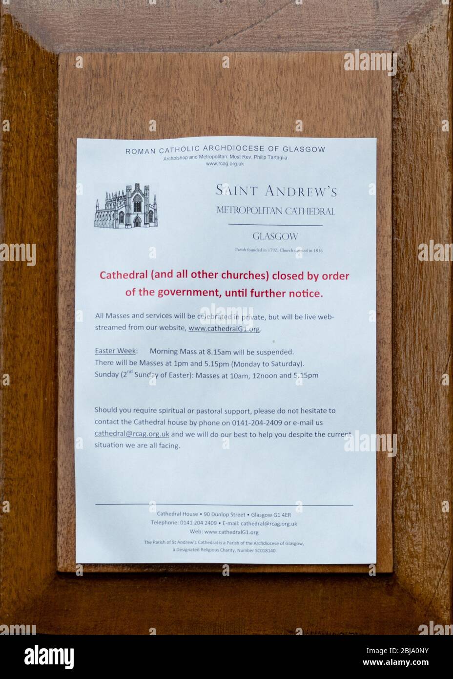 Chiese chiuse per ordine del governo segno sulla porta di San Andrews chiusa Cattedrale metropolitana durante il blocco coronavirus, Glasgow, UK Foto Stock