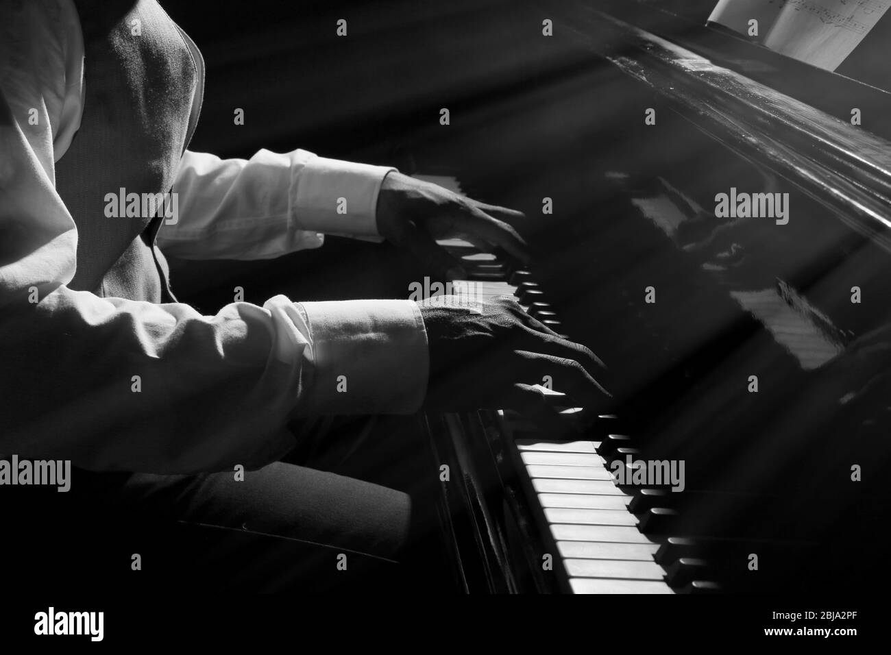 Afro American man mani suonare il pianoforte nel buio Foto Stock