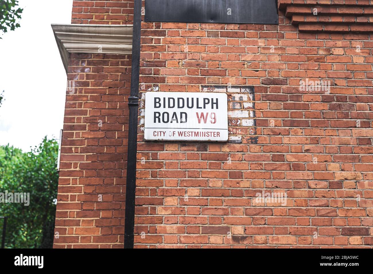 Londra/UK-30/07/18 Biddulph Road nome segno, Maida vale. La zona è nota per i suoi ampi viali alberati, grandi giardini comuni e palazzo in mattoni rossi Foto Stock