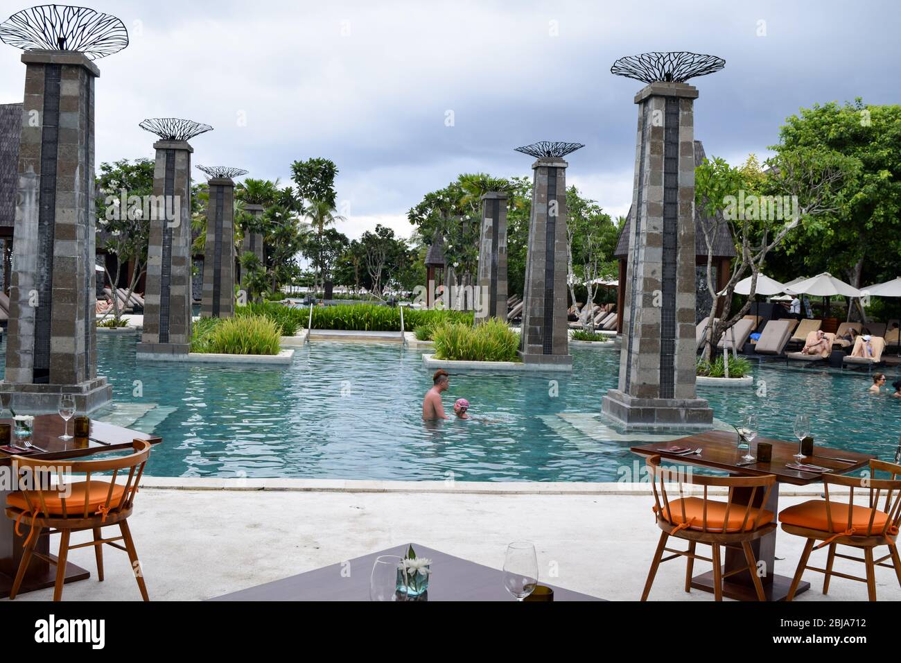 il padre con un bambino si divertendà nella piscina all'aperto del Cut Catch cucina Hotel, Sofitel Bali Foto Stock