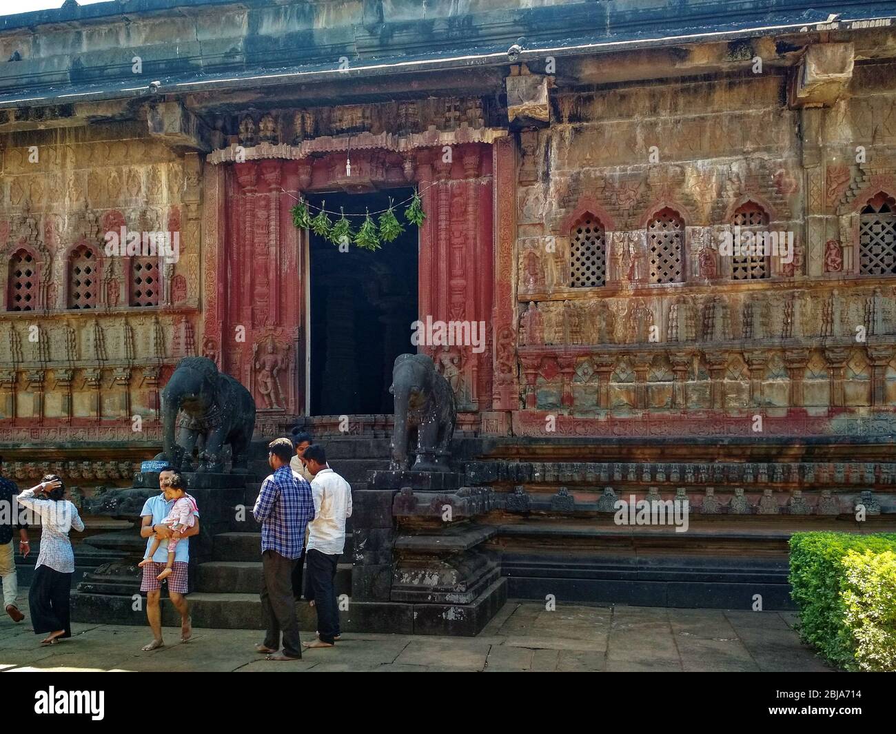 Due elefanti all'ingresso del tempio di Aghoreshwara Foto Stock