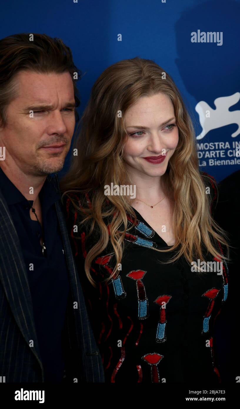 VENEZIA, ITALIA - AGOSTO 31: Amanda Seyfried ed Ethan Hawke partecipa alla fotocellula "First Reformed" durante il 71° Festival del Cinema di Venezia Foto Stock