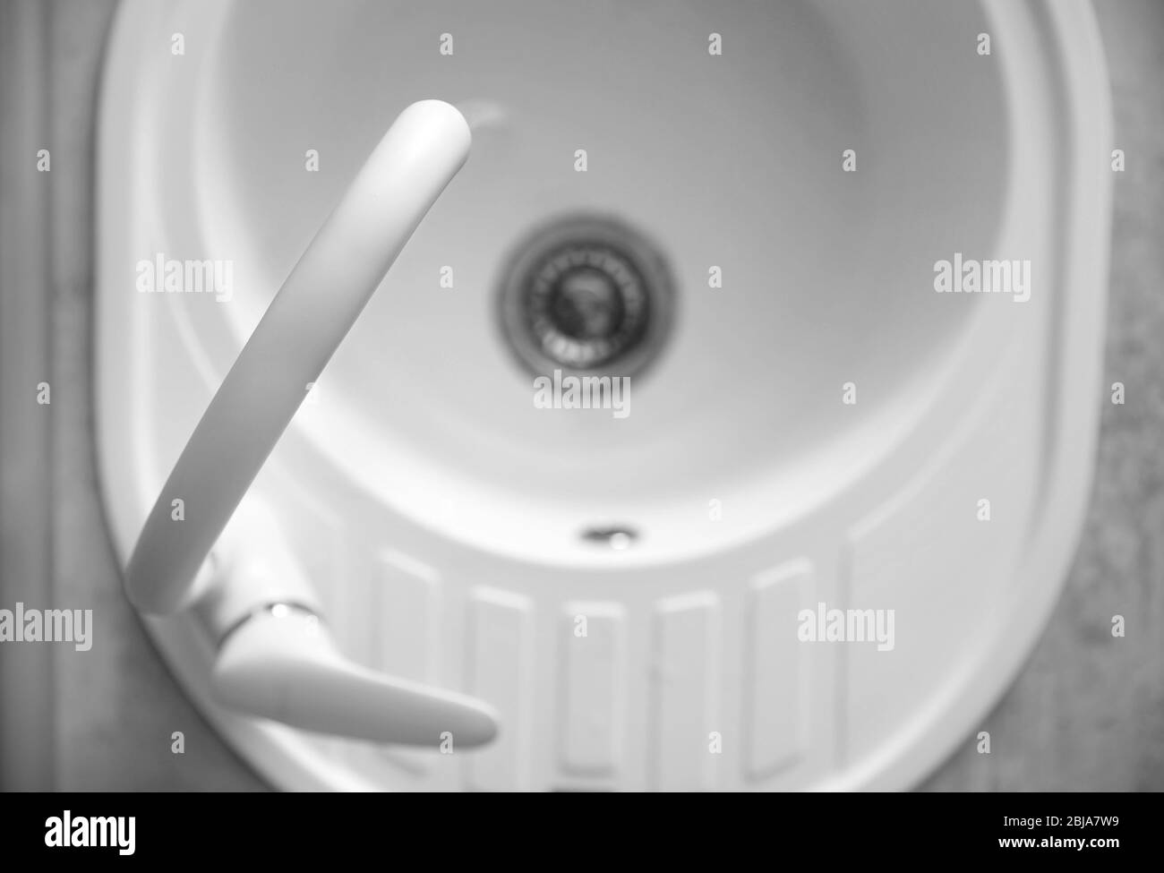 Acqua che scorre dal rubinetto nel lavandino in cucina Foto Stock