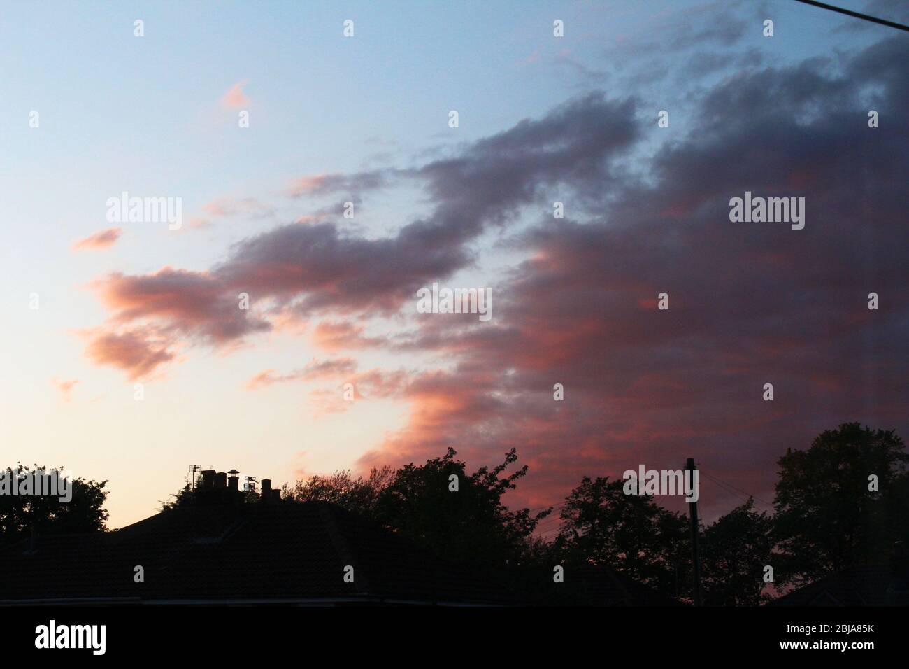 Tramonto rosa scuro nuvoloso a Manchester, Inghilterra Foto Stock