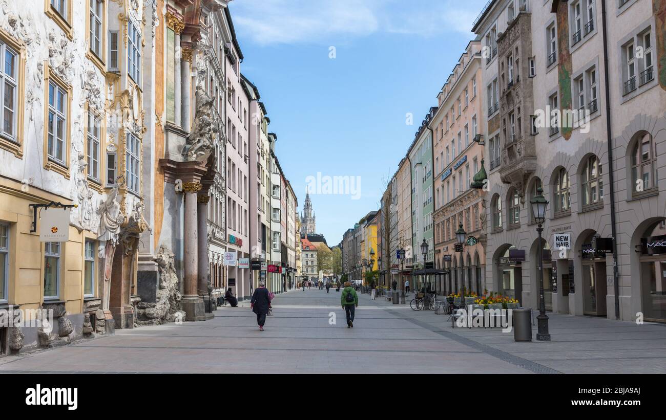 Vista lungo Sendlinger Straße. Zona pedonale normalmente affollata con pochi pedoni. I negozi sono chiusi a causa dell'area di chiusura di Coronavirus. Foto Stock