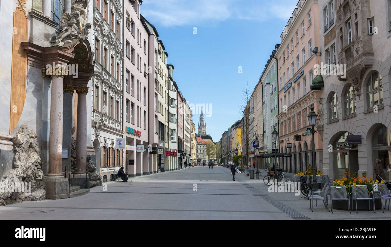 Zona pedonale vuota nel centro della città (Sendlinger Straße). Edifici storici sulla sinistra e sulla destra. Durante il blocco di Coronavirus (Covid-19). Foto Stock