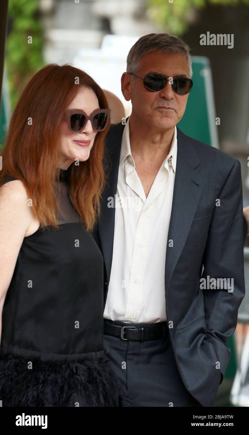 VENEZIA, ITALIA - SETTEMBRE 01: George Clooney e Julianne Moore sono stati visti durante il 74. Festival del Cinema di Venezia il 1° settembre 2017 a Venezia Foto Stock