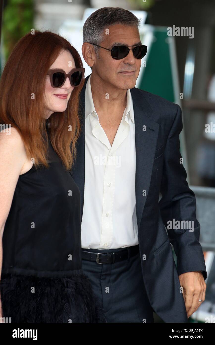 VENEZIA, ITALIA - SETTEMBRE 01: George Clooney e Julianne Moore sono stati visti durante il 74. Festival del Cinema di Venezia il 1° settembre 2017 a Venezia Foto Stock
