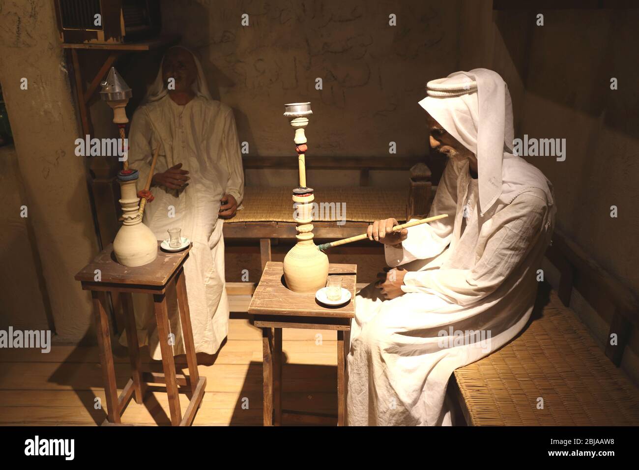 Diorama di due uomini Bahraini che fumano shisha in un caffè, in un souk arabo, Bahrain National Museum, Manama, Regno del Bahrain Foto Stock