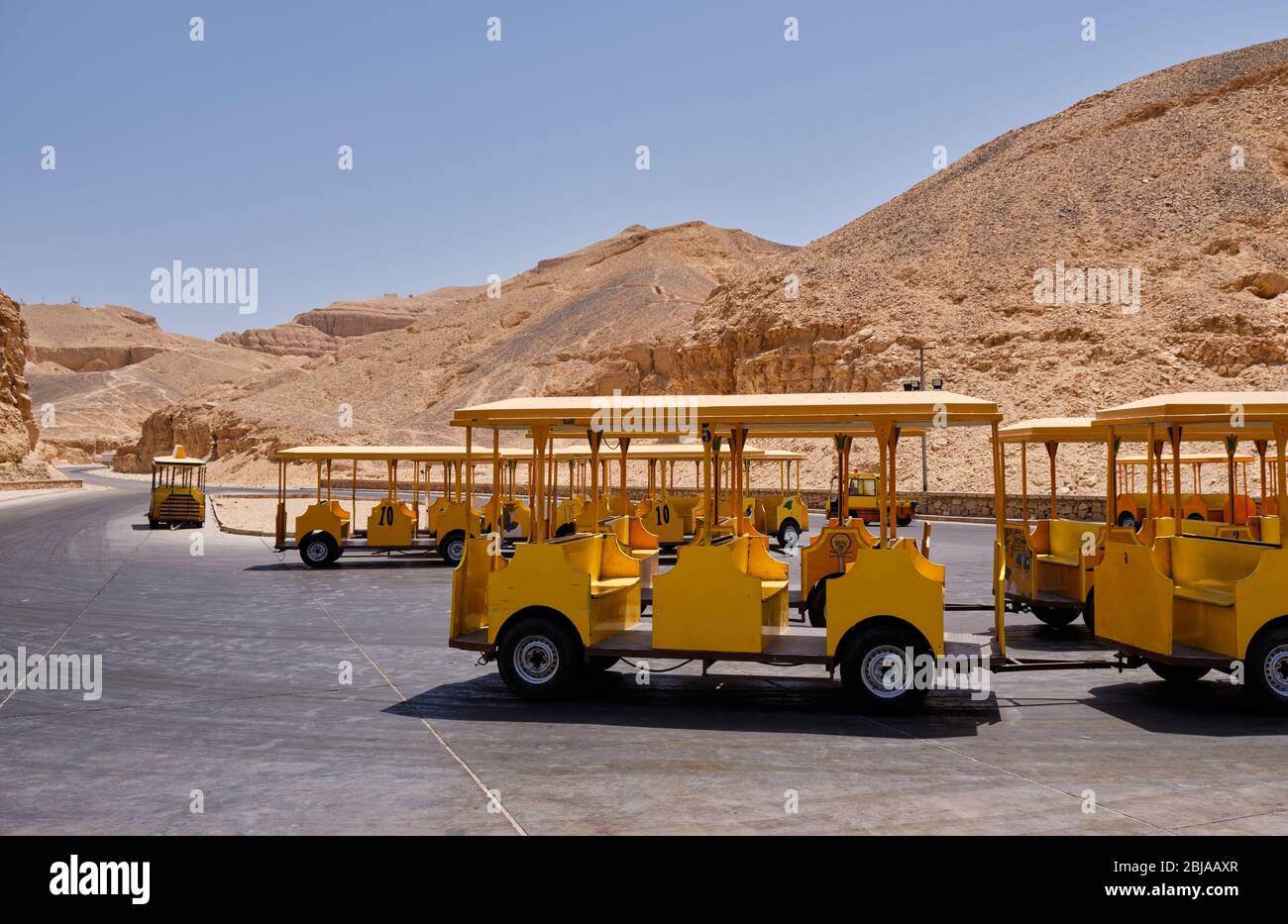 TUF-tuf (piccola macchina elettrica) che fa traghetti per i turisti alle tombe del faraone nella Valle dei Re a Luxor, Egitto Foto Stock