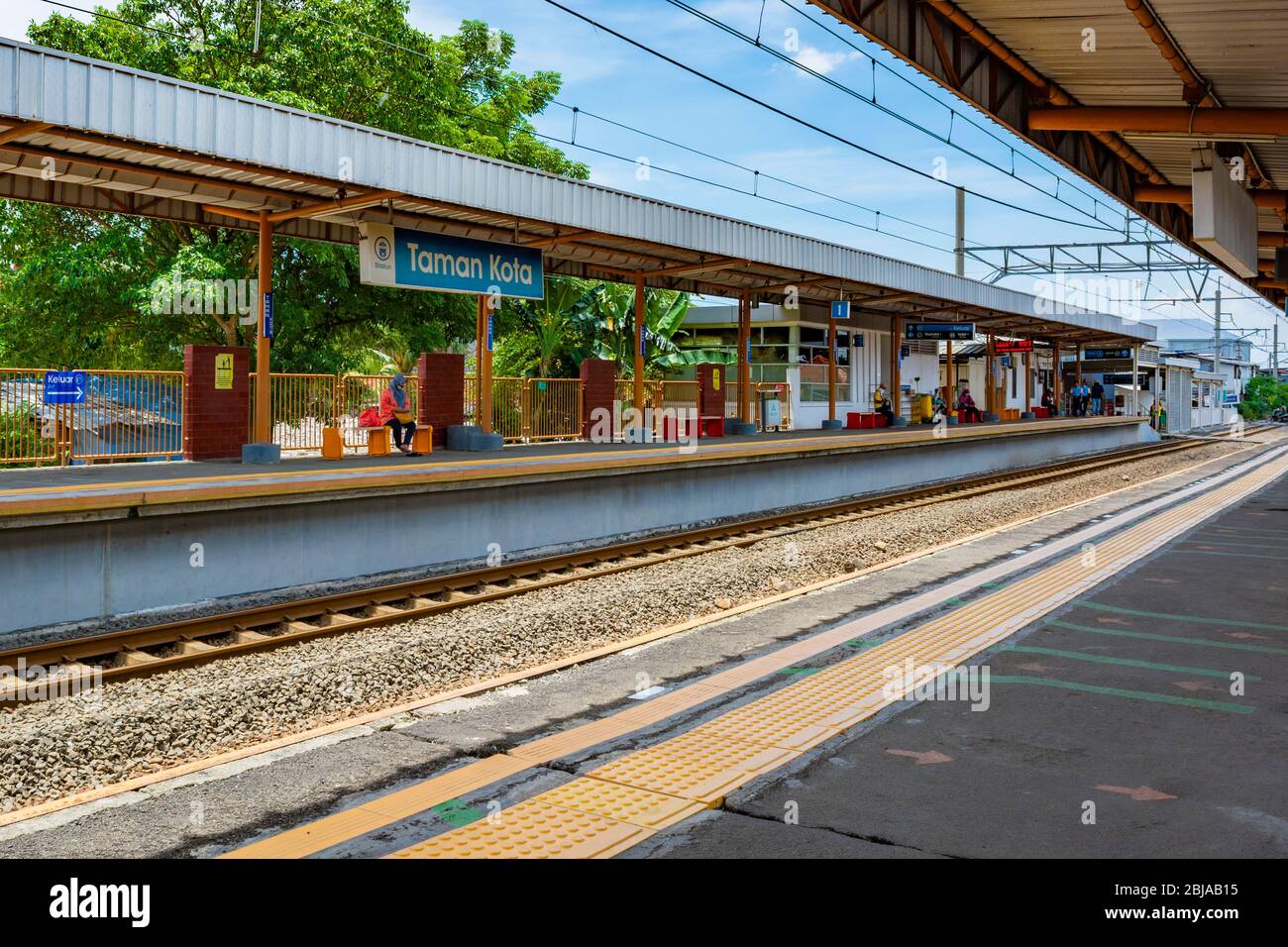 Stazione ferroviaria della linea dei pendolari Taman Kota vuota a Giacarta Ovest. Il governo ha fatto in modo che le persone lavorino da casa per ridurre la diffusione del covid-19. Foto Stock