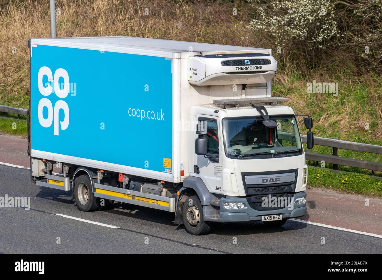 Supermercato e minimarket co-op; autocarri per la consegna di autocarri, camion per la consegna di negozi al dettaglio, trasporto, camion per alimenti, cargo carrier, veicolo DAF LF, Trasporto commerciale europeo, industria, M61 a Manchester, Regno Unito Foto Stock