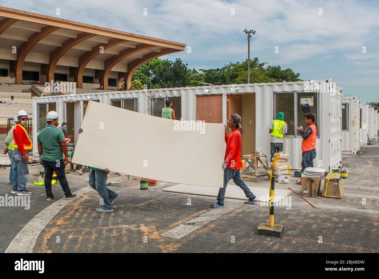 Manila, Filippine. 29 aprile 2020. I lavoratori del Dipartimento dei lavori pubblici e delle autostrade (DPWH) delle Filippine preparano i contenitori che saranno convertiti in strutture mediche temporanee a Manila, nelle Filippine, il 29 aprile 2020. Credit: Rouelle Umali/Xinhua/Alamy Live News Foto Stock