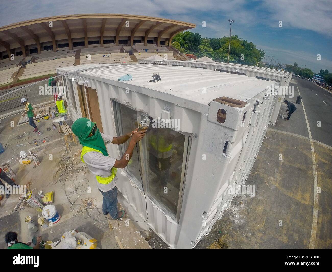 Manila, Filippine. 29 aprile 2020. I lavoratori del Dipartimento dei lavori pubblici e delle autostrade (DPWH) delle Filippine preparano i contenitori che saranno convertiti in strutture mediche temporanee a Manila, nelle Filippine, il 29 aprile 2020. Credit: Rouelle Umali/Xinhua/Alamy Live News Foto Stock