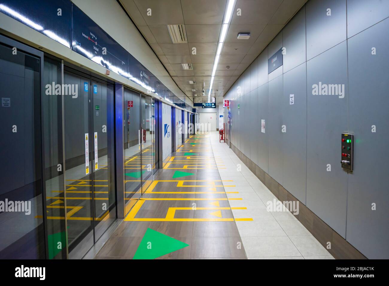 Stazione MRT vuota/deserta nel centro di Jakarta. Il governo ha esortato le persone a lavorare da casa per ridurre la diffusione della pandemia del covid-19. Foto Stock