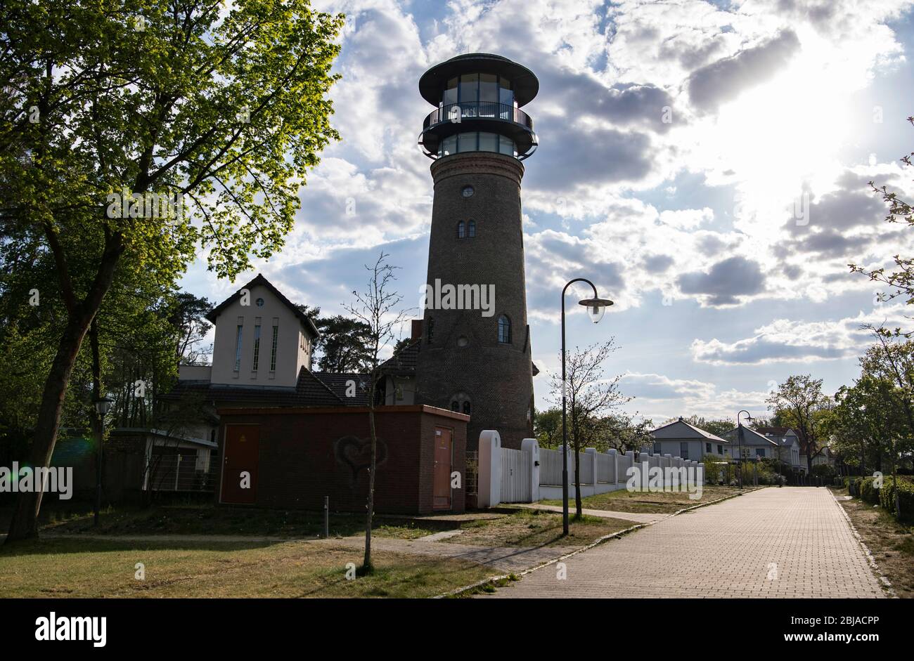 Bad Saarow, Germania. 29 aprile 2020. L'ex torre dell'acqua si innalza nel cielo. Fu costruito nel 1906 come torre d'acqua e fu chiuso molti anni fa. Oggi i turisti possono pernottare nella torre. Credit: Paul Zinken/dpa-zb-Zentralbild/ZB/dpa/Alamy Live News Foto Stock