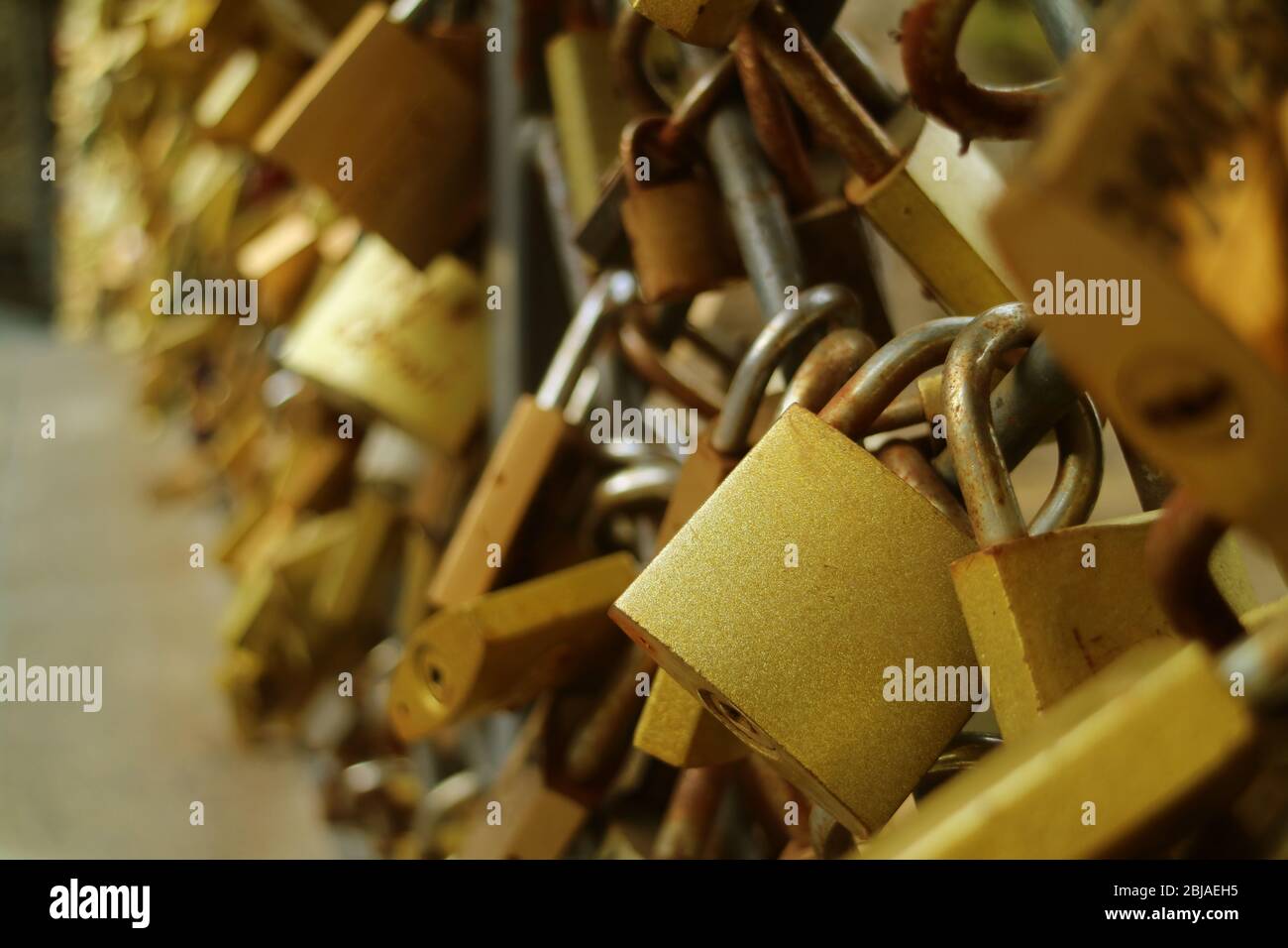 Chioseup Gold Love Locks sul Railing del Ponte degli innamorati nella vecchia Tbilisi, Georgia Foto Stock