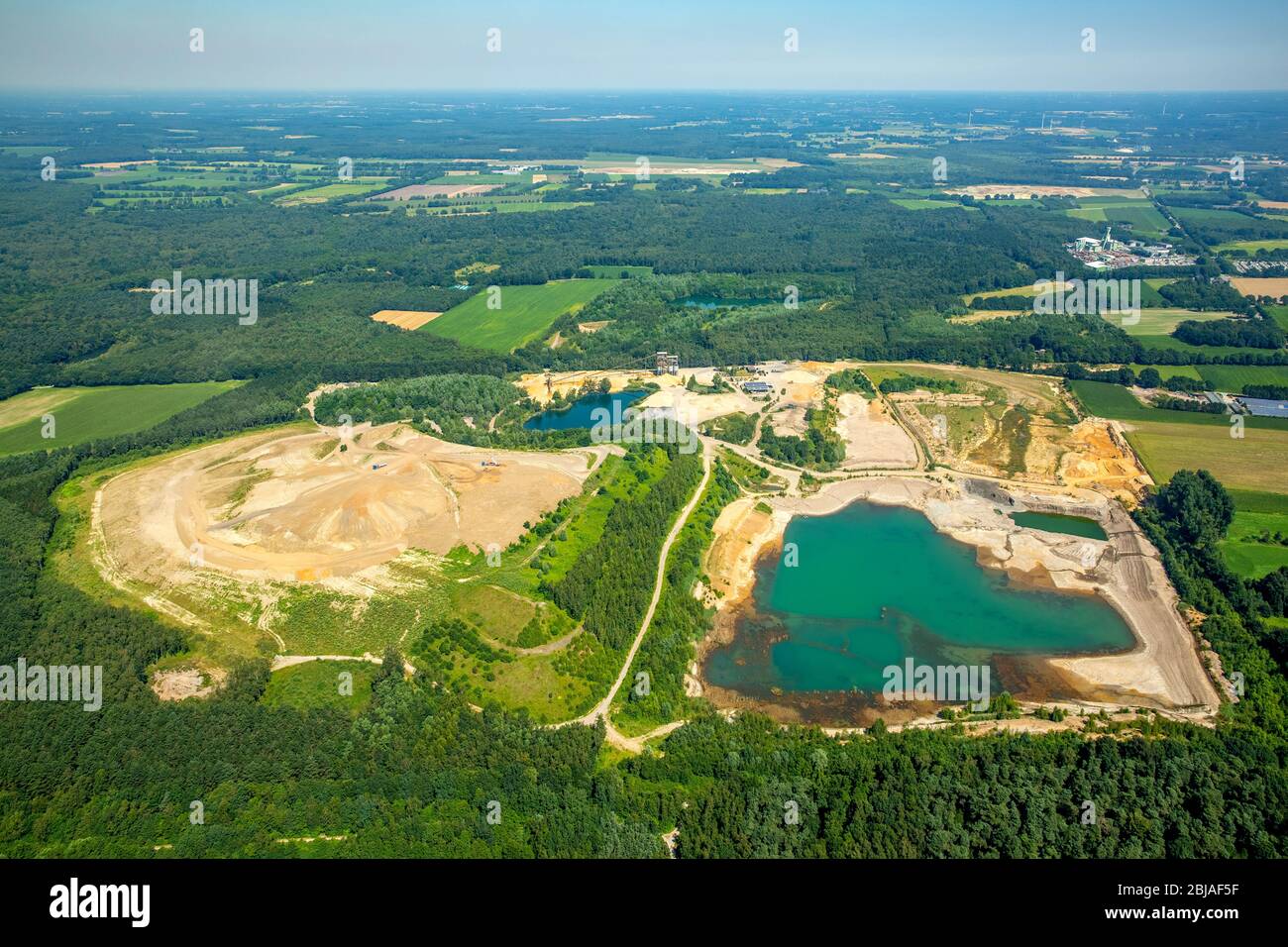 , Sito e zona di scarico del lago di estrazione della ghiaia Kirchhellen in Bottrop, 19.07.2016, vista aerea, Germania, Nord Reno-Westfalia, Ruhr Area, Bottrop Foto Stock