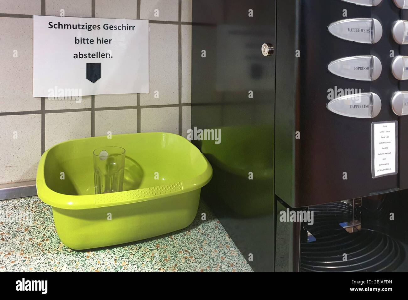 Lavastoviglie con bicchiere usato accanto ad una macchina da caffè, Germania Foto Stock