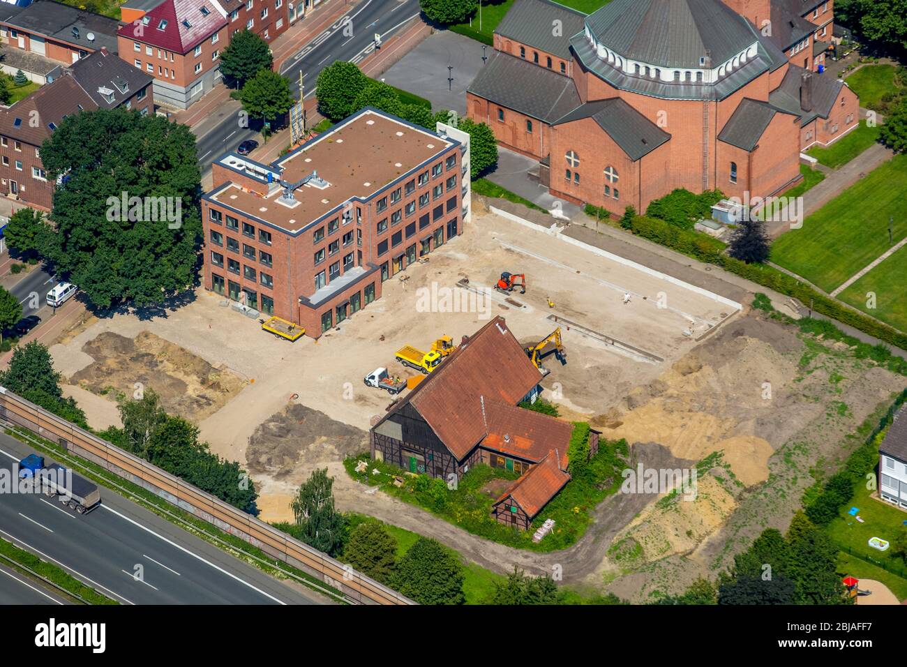 Parrocchia cattolica della Santa Croce a Gladbeck, in primo piano il nuovo edificio del centro medico di famiglia Butendorf in via Horster, 19.07.2016, vista aerea, Germania, Nord Reno-Westfalia, Ruhr Area, Gladbeck Foto Stock