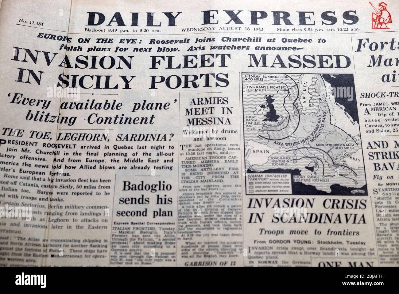 Serata Standard pagina principale del giornale 'la flotta di invasione massaggiata in Sicilia porti' 'Roosevelt si unisce a Churchill al Quebec' 18 agosto 1943 Londra Regno Unito Foto Stock