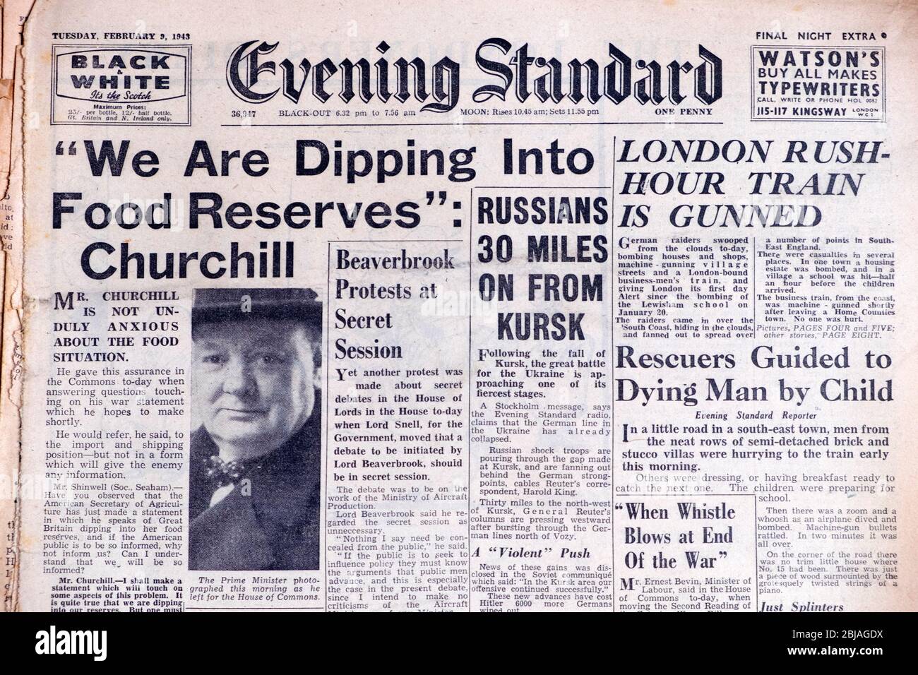 PM Winston Churchill Evening titolo del giornale standard 'We are dipping into Food Reserves' Londra Inghilterra Regno Unito 9 febbraio 1943 Foto Stock