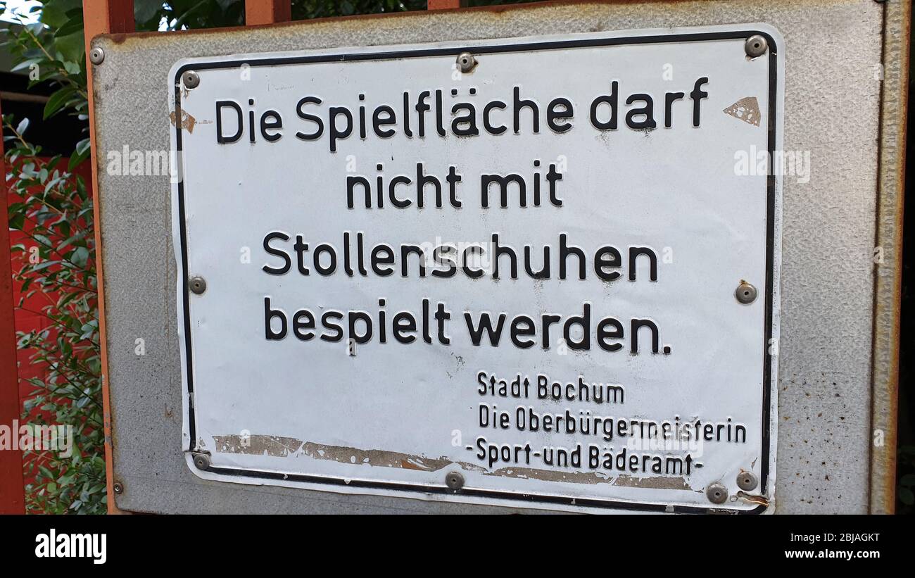 Segno 'non giocare con le scarpe' sul campo sportivo, in Germania Foto Stock