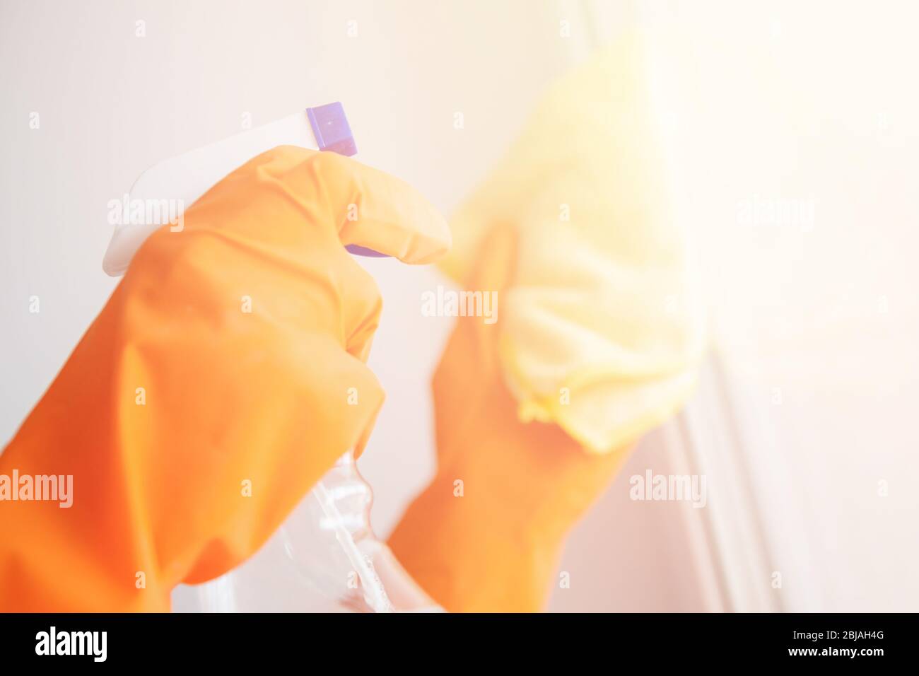 Vetro per il lavaggio delle finestre con detergente e straccio Foto Stock