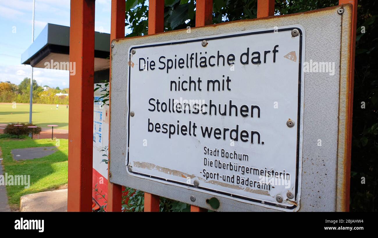 Segno 'non giocare con le scarpe' sul campo sportivo, in Germania Foto Stock
