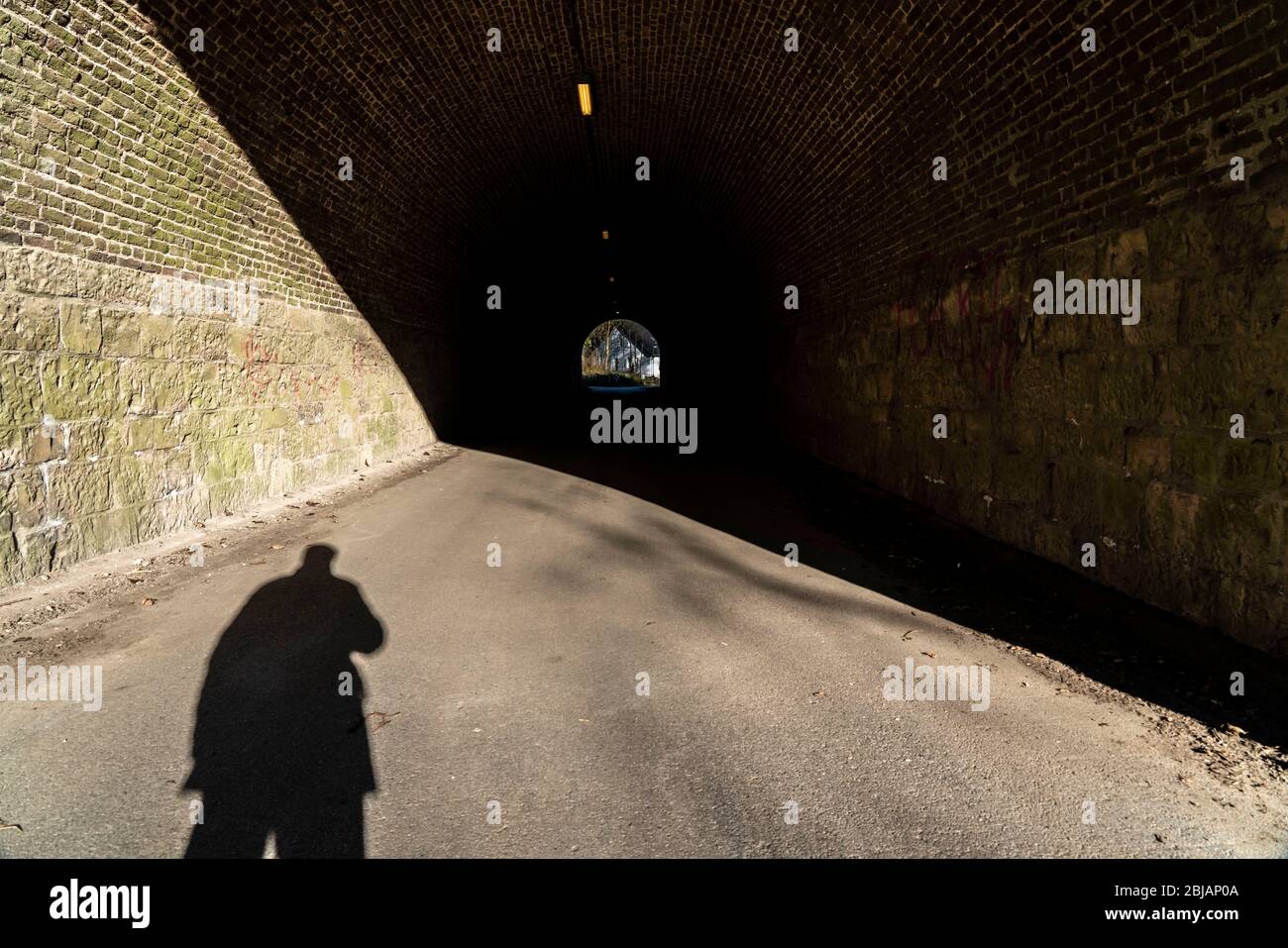 Ombra di una persona, di un uomo, all'inizio di un tunnel, immagine simbolica, Foto Stock