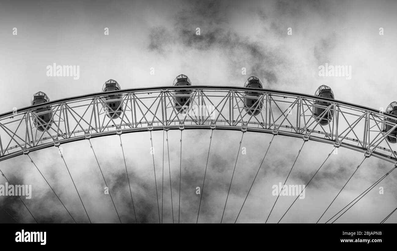 Angolo basso di London Eye, Regno Unito. Struttura in acciaio. Ruota del traghetto. Foto Stock