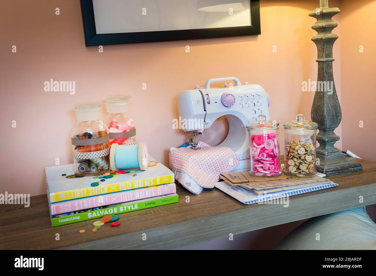 Macchine da cucire e materiali in uno studio. Foto Stock