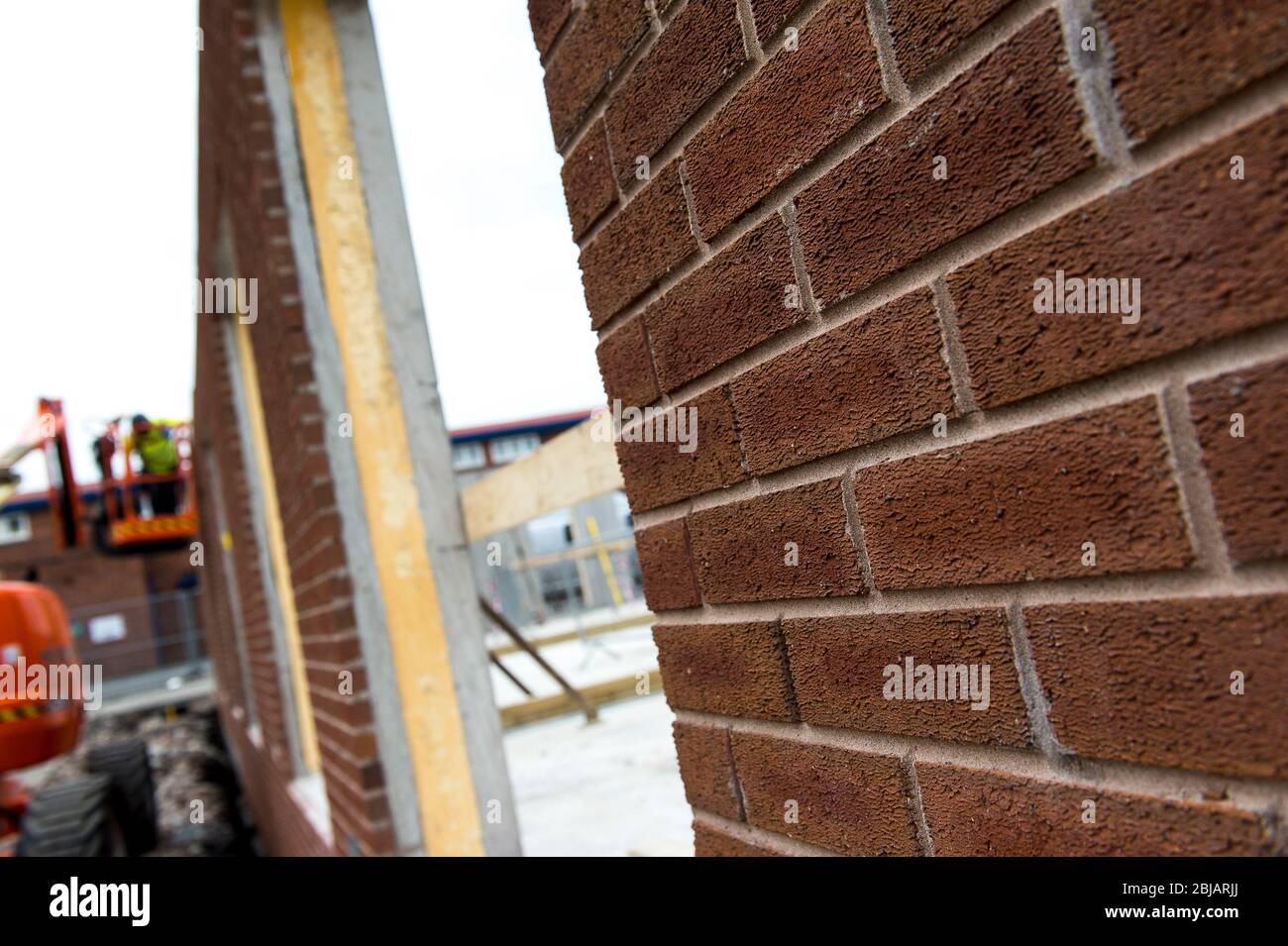 Isolamento interno della parete montato all'interno della parete esterna di una casa in costruzione. Foto Stock