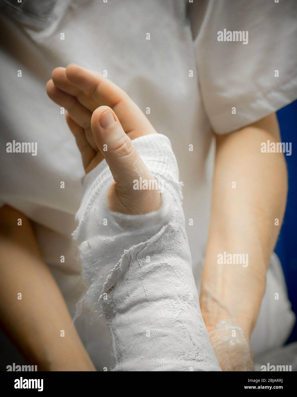 Stativo per infermiere che allasta il braccio di un paziente. Foto Stock